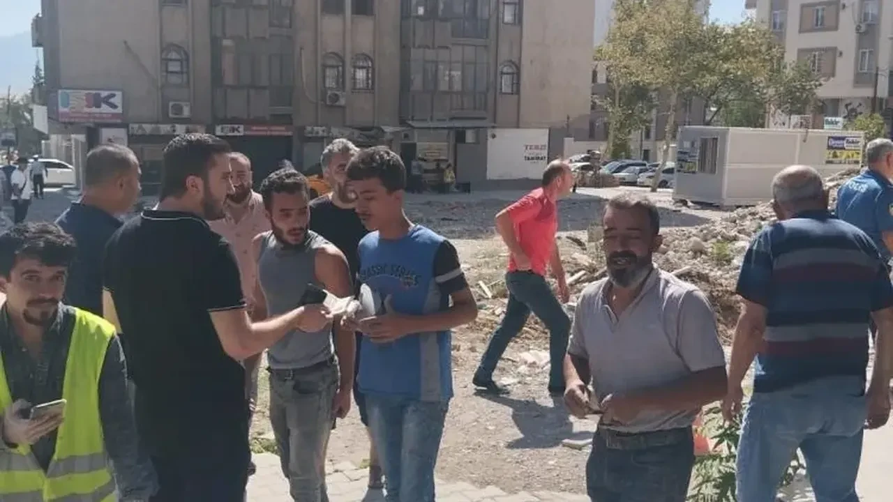 Küçük çocukların üzerine inşaattan moloz atıldı! Birinin durumu ağır!