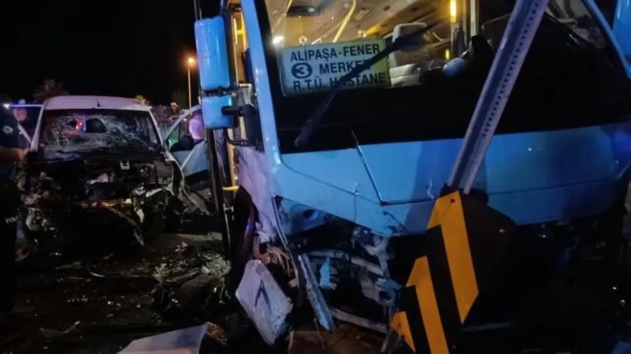 Minibüs ile hafif ticari araç çarpıştı! Yaralılar var