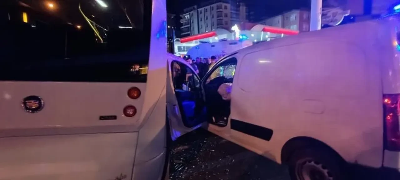 Minibüs ile hafif ticari araç çarpıştı! Yaralılar var