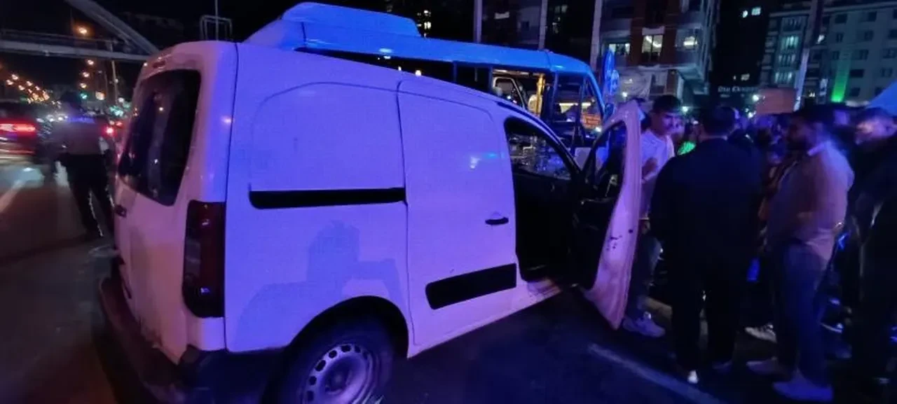 Minibüs ile hafif ticari araç çarpıştı! Yaralılar var