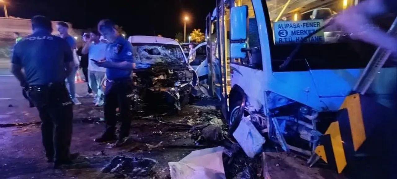 Minibüs ile hafif ticari araç çarpıştı! Yaralılar var
