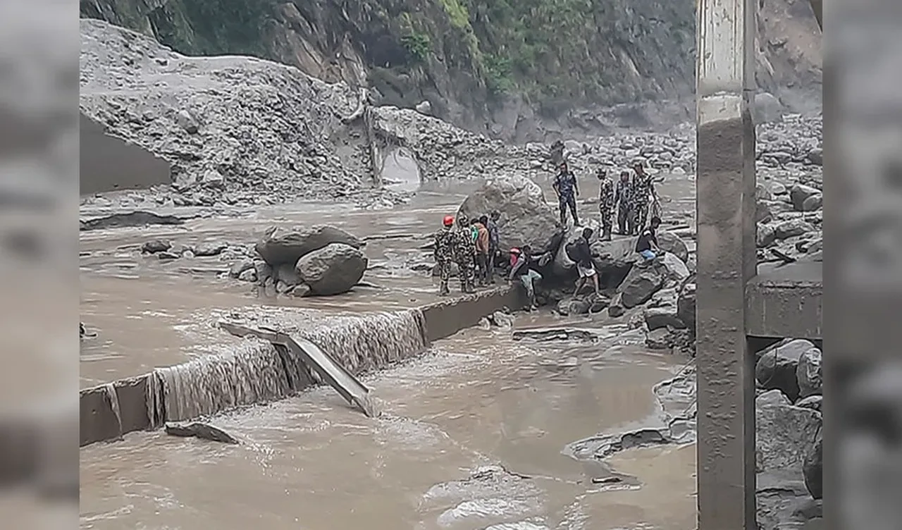 Nepal ve Çin sınırını sel vurdu! Ölü ve kayıplar var