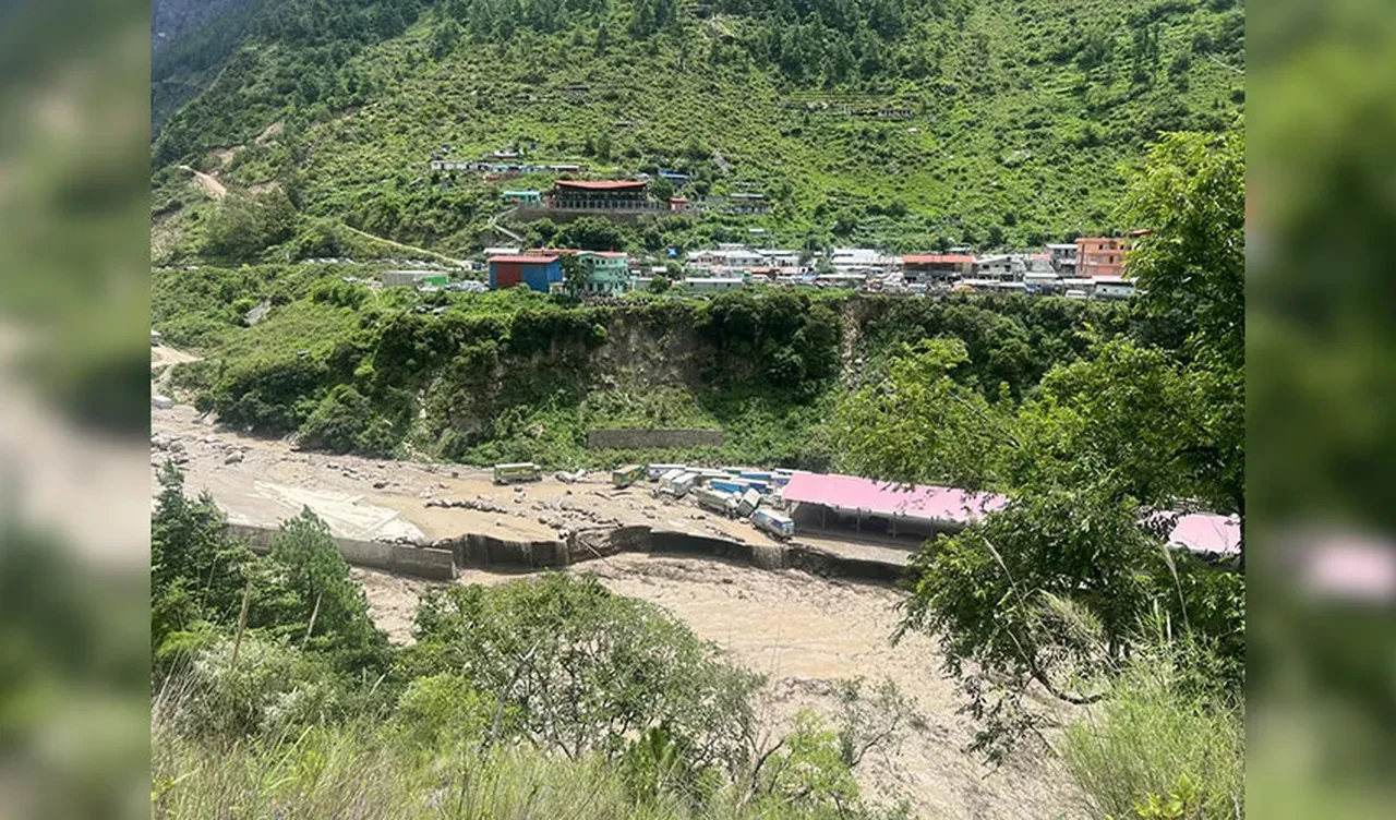Nepal ve Çin sınırını sel vurdu! Ölü ve kayıplar var