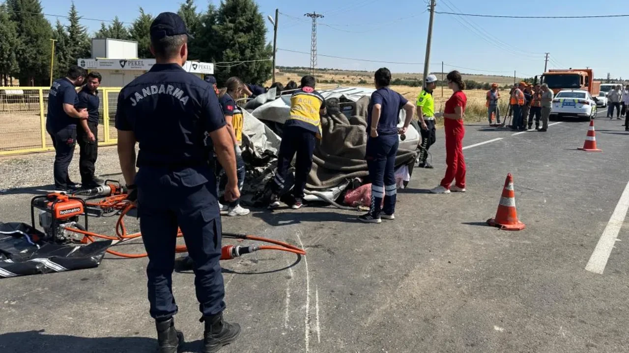Otomobil kamyonla çarpıştı! Baba ve kızı hayatını kaybetti