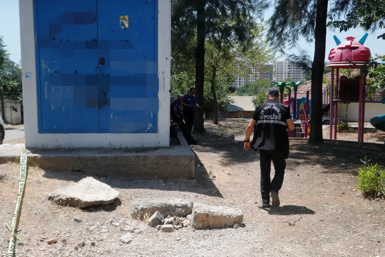 Parkta kanlı hesaplaşma! Önce vurdu, sonra başında bekledi