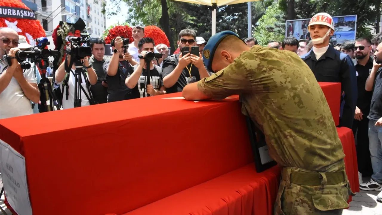 Şehide silah arkadaşından acı veda! Tabutuna sarılıp gözyaşlarına boğuldu 
