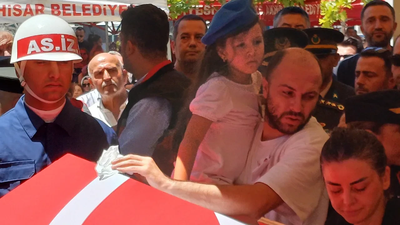 Şehit cenazesinde duygusal anlar! Babaya son bakış 