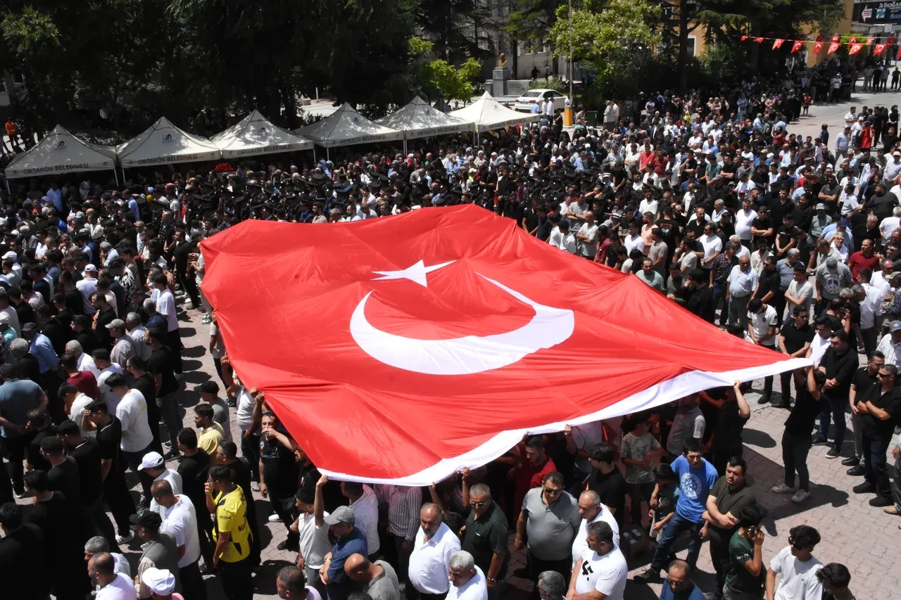Yetimlere burs veren şehit Özkan Özkanlı'nın cenazesinde yürek yakan anlar! 'Cennet kokuyor burası'
