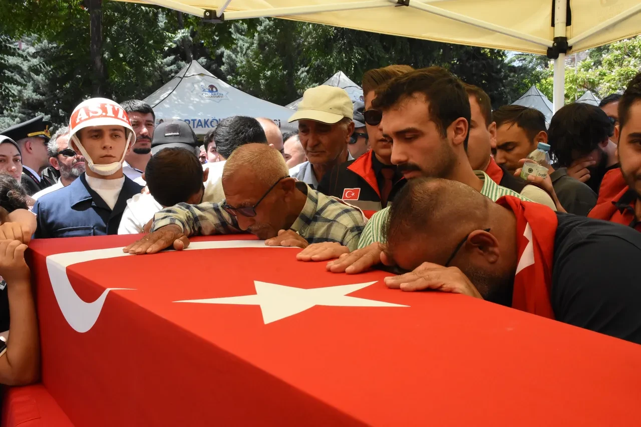 Yetimlere burs veren şehit Özkan Özkanlı'nın cenazesinde yürek yakan anlar! 'Cennet kokuyor burası'