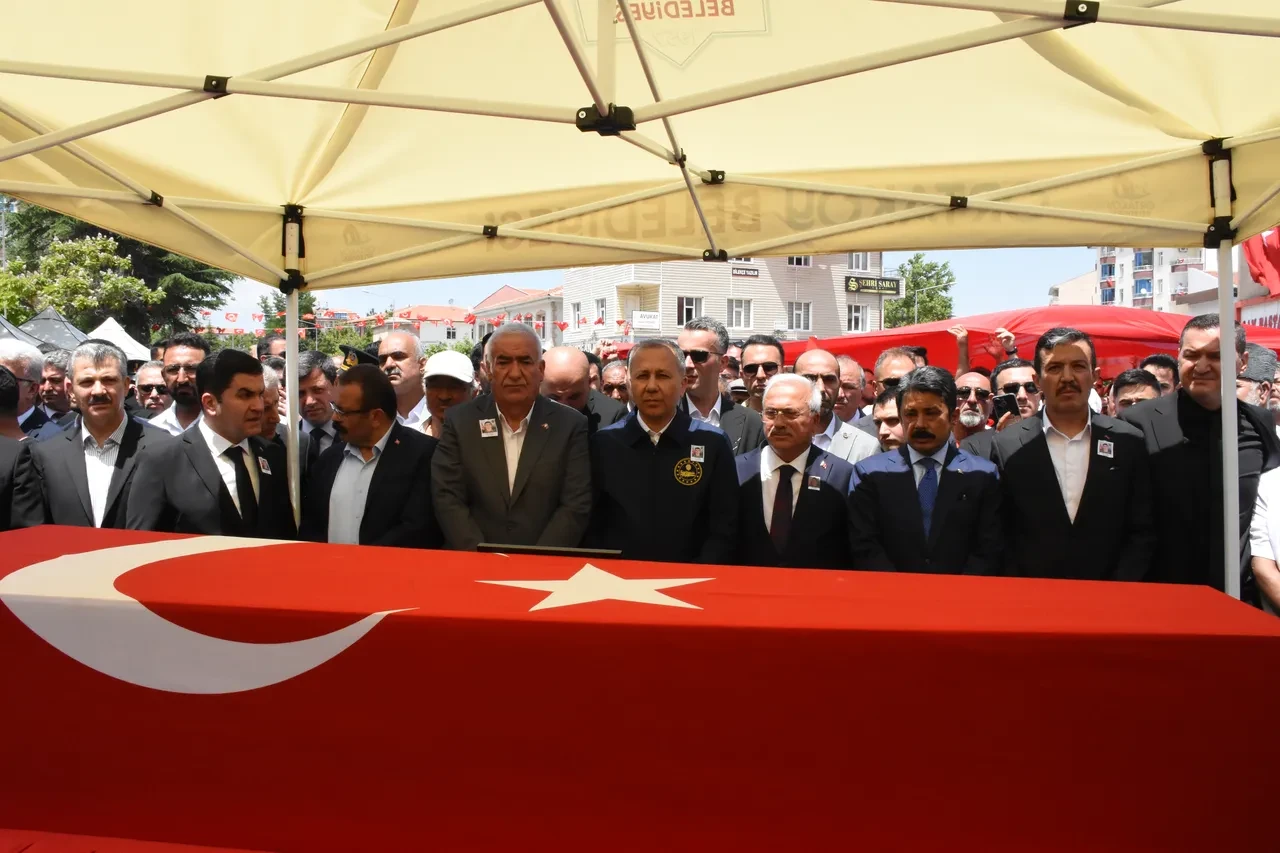 Yetimlere burs veren şehit Özkan Özkanlı'nın cenazesinde yürek yakan anlar! 'Cennet kokuyor burası'