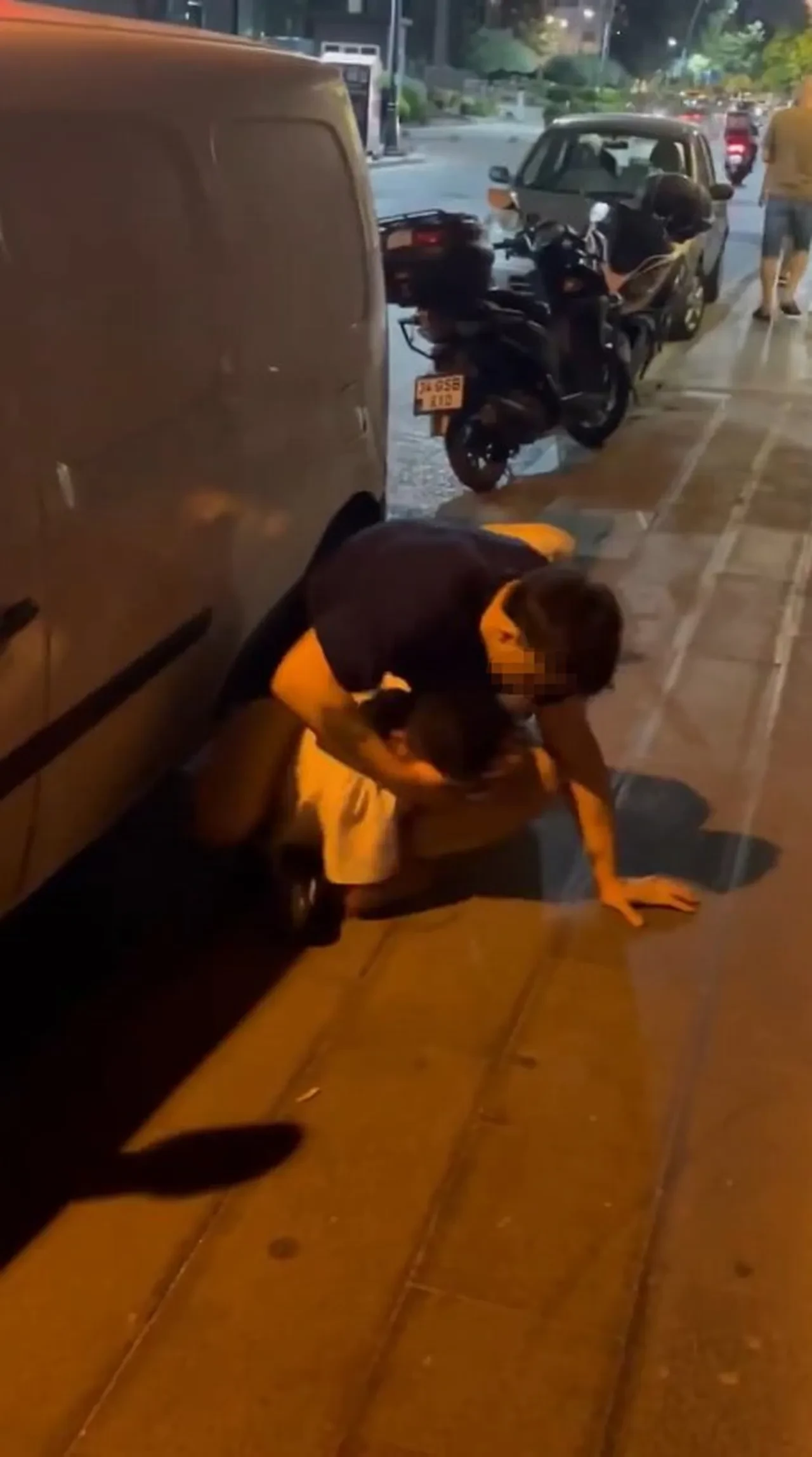 Sosyal medya fenomenleri sokak ortasında birbirine girdi 