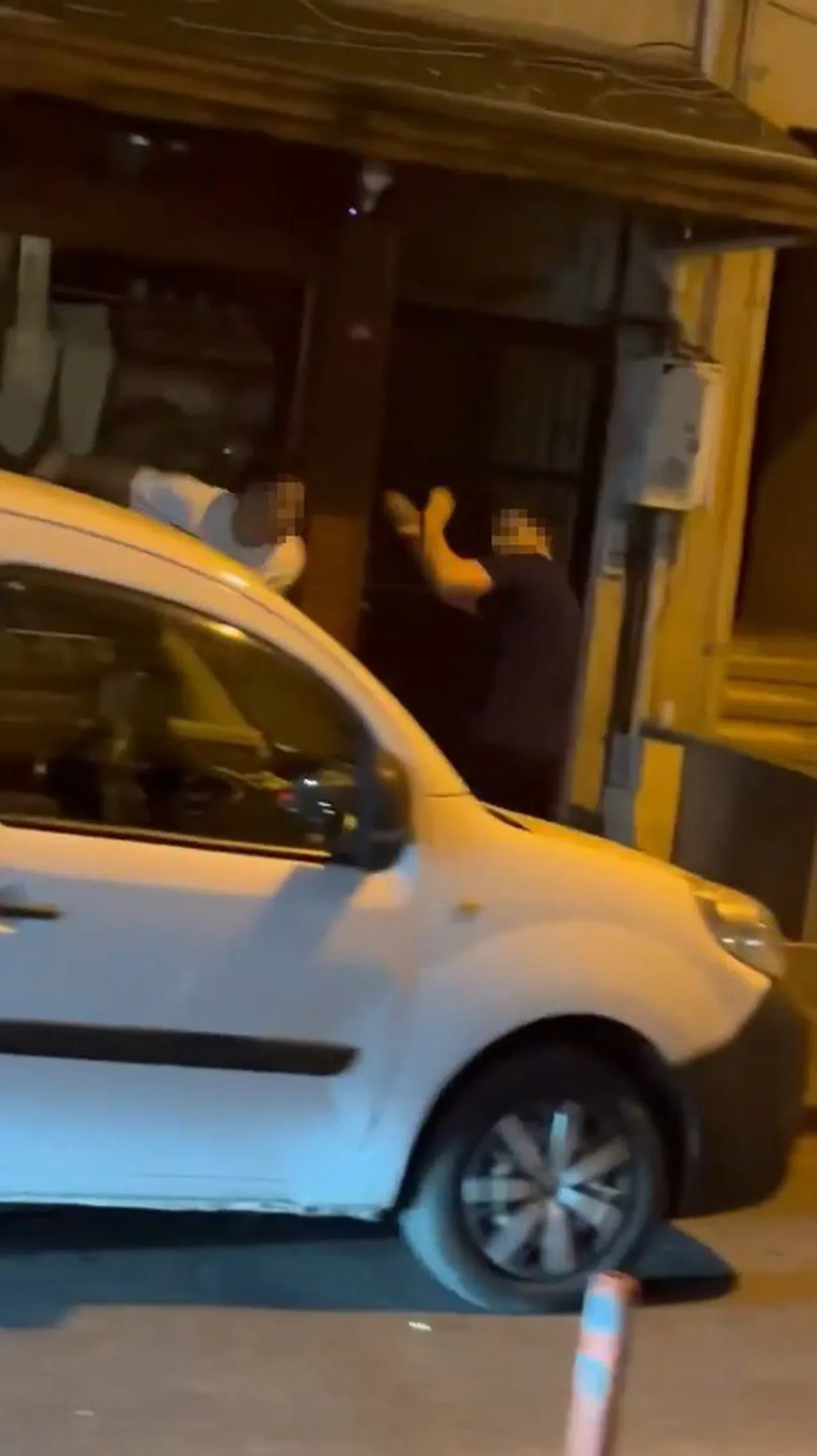 Sosyal medya fenomenleri sokak ortasında birbirine girdi 