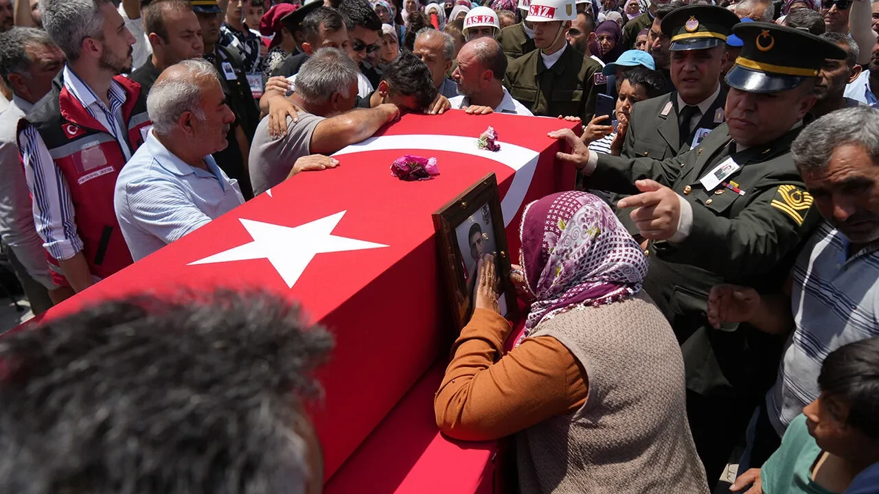 Türkiye şehitlerini ebediyete uğurladı! 12 kahraman, 12 acı hikaye