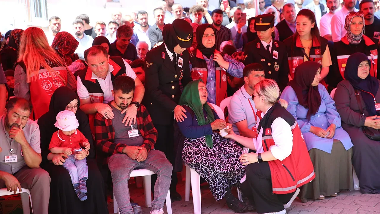 Türkiye şehitlerini ebediyete uğurladı! 12 kahraman, 12 acı hikaye