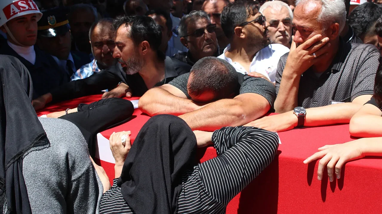 Türkiye şehitlerini ebediyete uğurladı! 12 kahraman, 12 acı hikaye