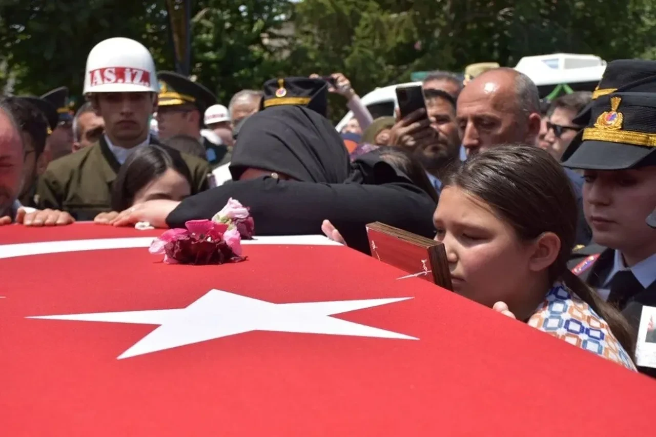 Türkiye şehitlerini ebediyete uğurladı! 12 kahraman, 12 acı hikaye