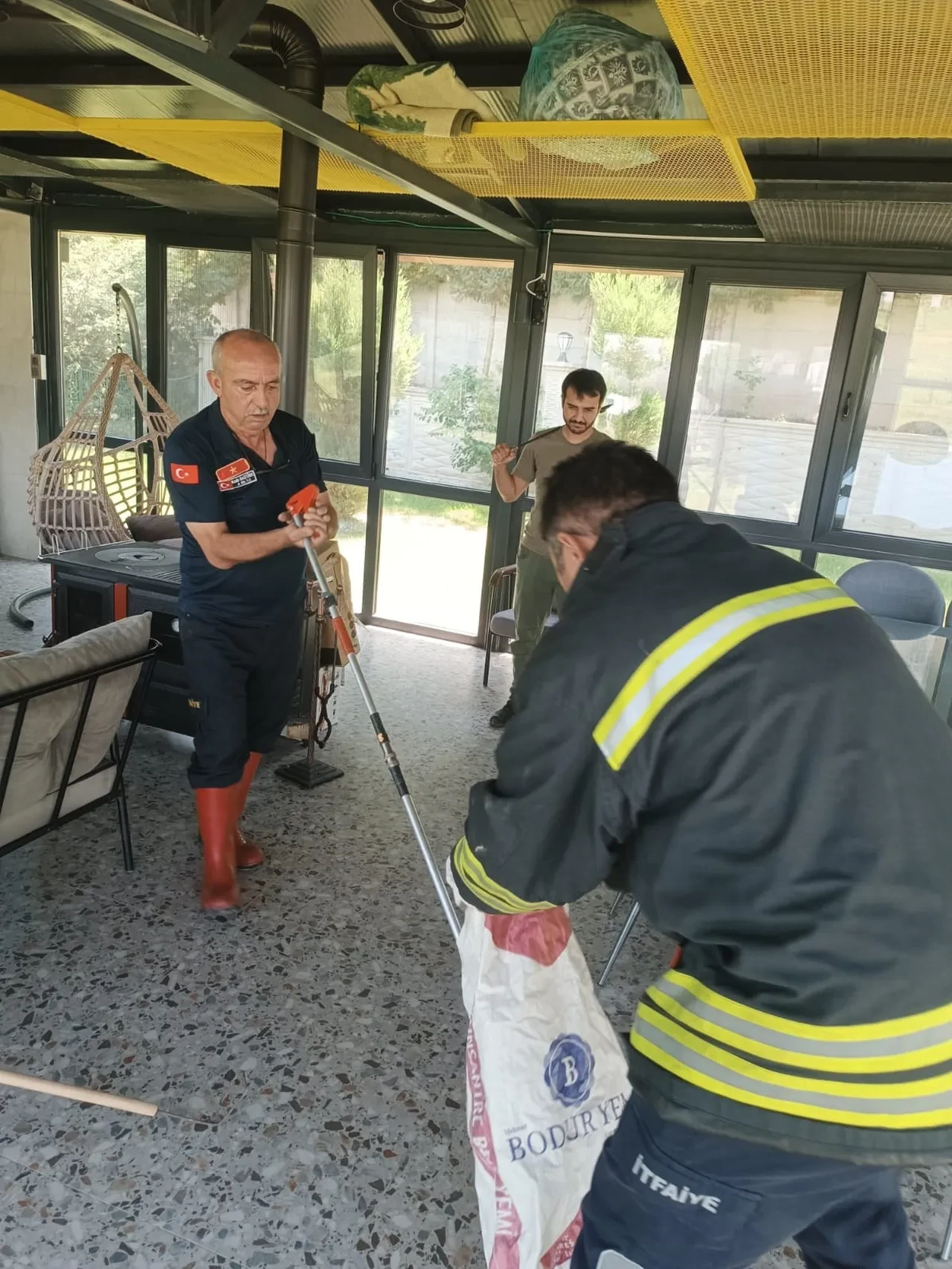 Afyonkarahisar'da artan sıcaklıkla çoğalan sürüngen korkusu! Ofise giren yılan kayboldu