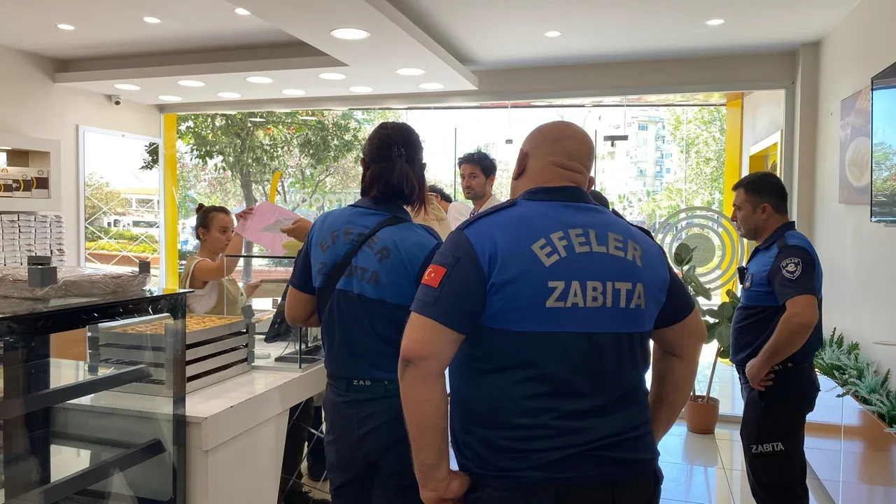 Baklavacıda infial oluşturan görüntüler! Yerdeki fare mide bulandırdı