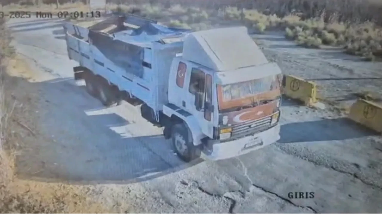 Böyle hırsızlık görülmedi! 400 bin liralık traktörü TIR'a yükleyip götürdüler