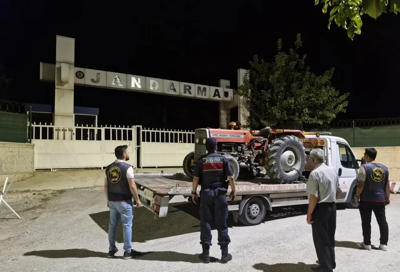 Böyle hırsızlık görülmedi! 400 bin liralık traktörü TIR'a yükleyip götürdüler