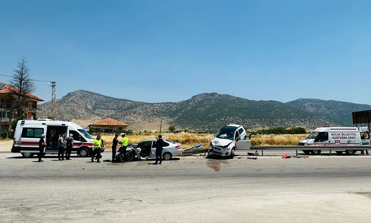 Burdur'da feci kaza! Neye uğradıklarını şaşırdılar