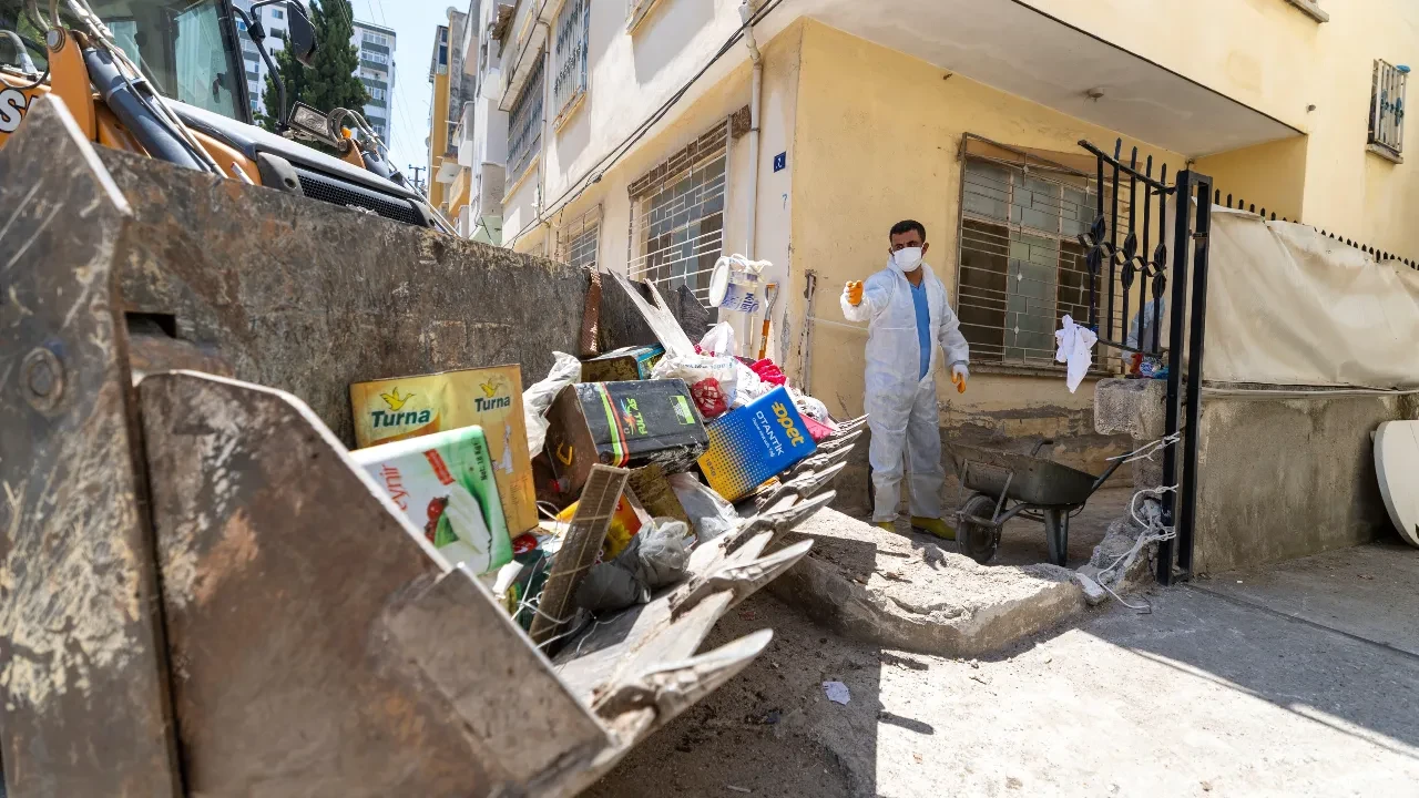 Çöp evden tamı tamına 10 kamyon çöp çıkarıldı