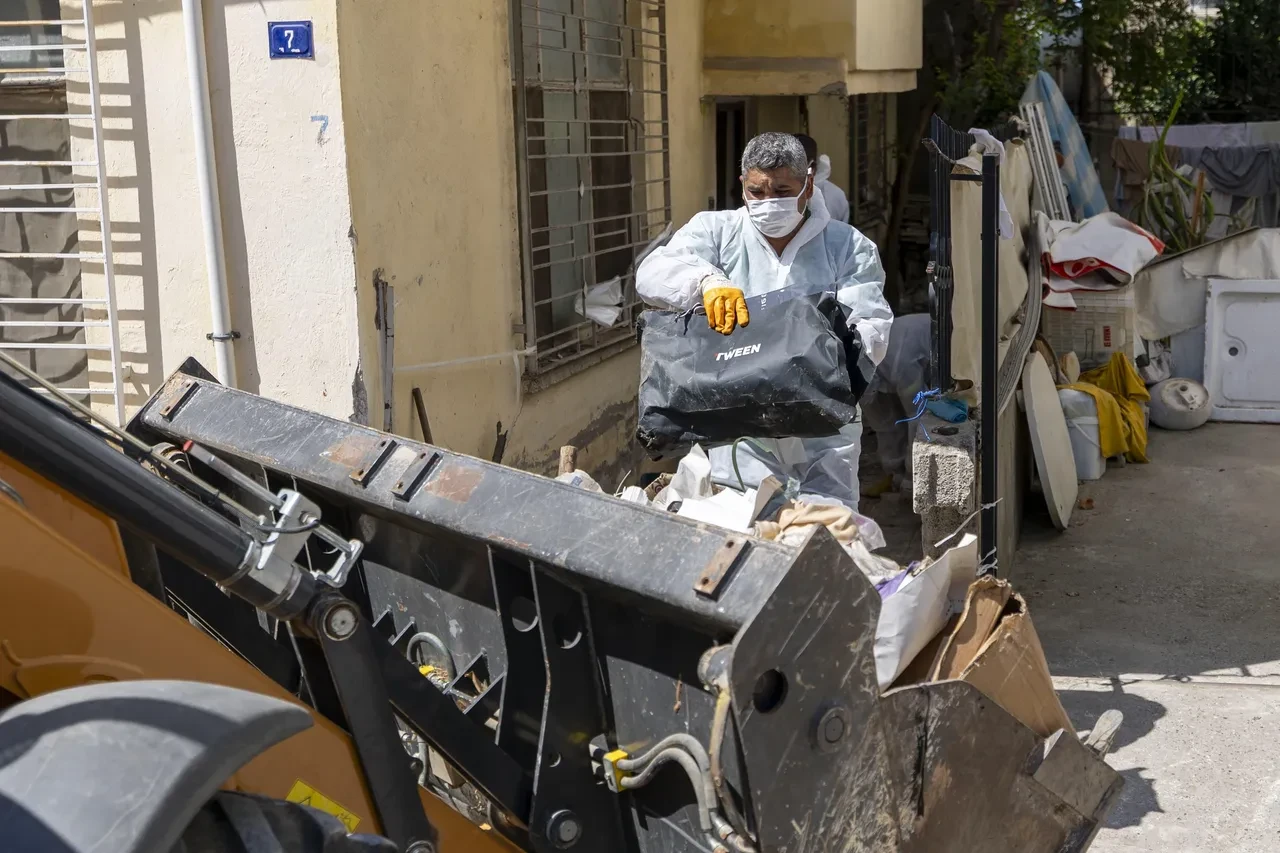 Çöp evden tamı tamına 10 kamyon çöp çıkarıldı