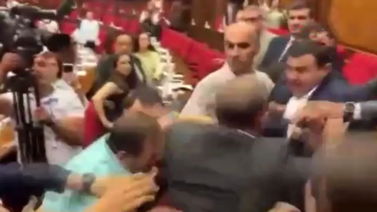 Ermenistan Parlamentosu'nda yumruklu kavga