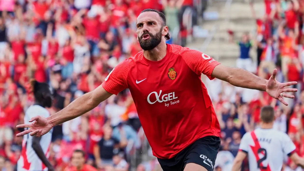 Eski Fenerbahçeli Vedat Muriqi 4 yıllık imzayı attı