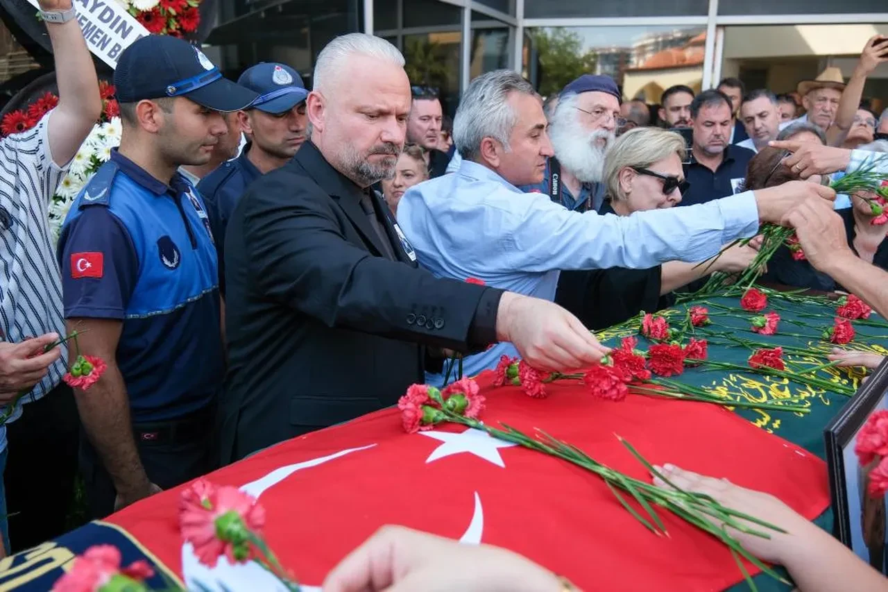 Eski Menemen Belediye Başkanı Tahir Şahin son yolculuğuna uğurlandı! Eşinin sözleri törene damga vurdu