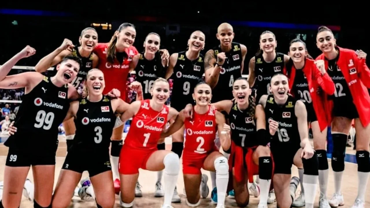 /voleybol/filenin-sultanlari-set-vermedi-turkiye-hollandayi-3-0la-gecti-3233134