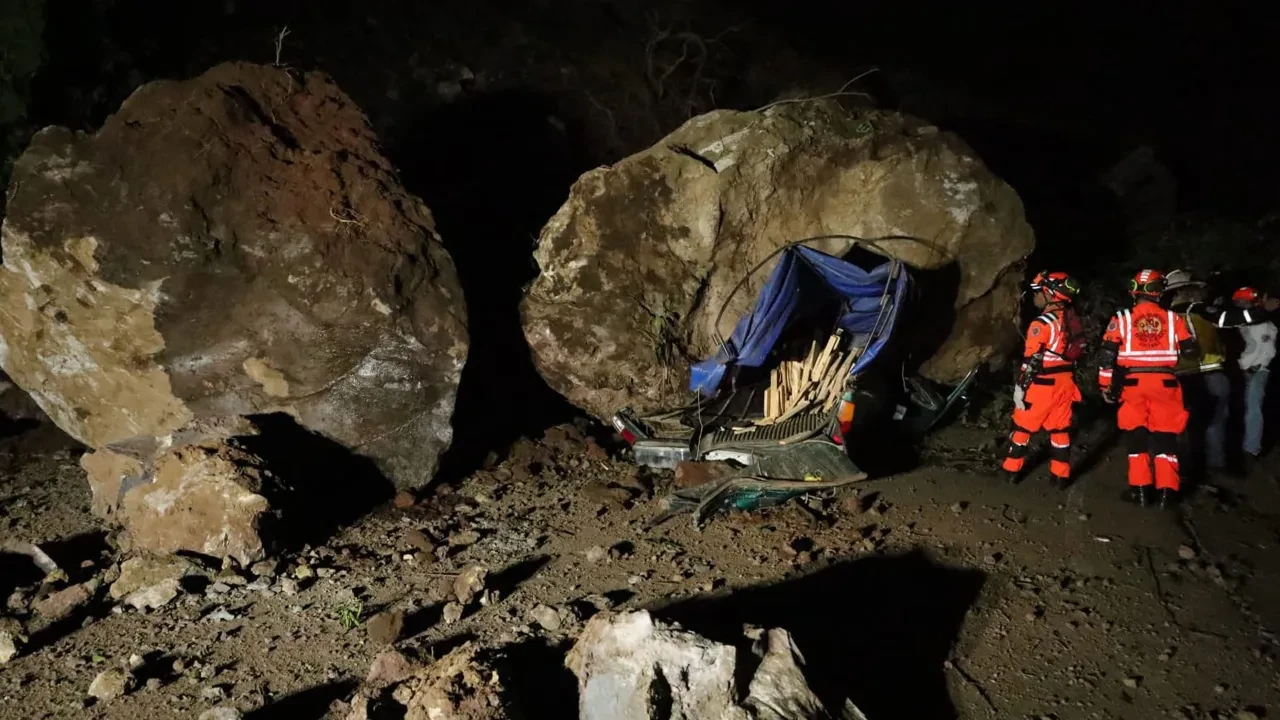 Guatemala'daki depremler felakete yol açtı! Seyir halindeki aracın üstüne kayalar düştü
