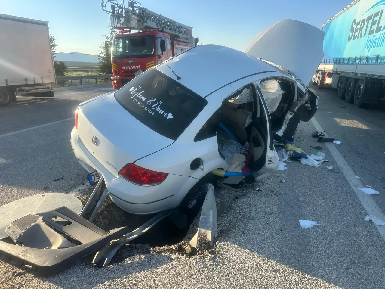 Henüz bir haftalık evliydiler! Genç çifti trafik kazası ayırdı, araçtaki yazı yürekleri sızlattı