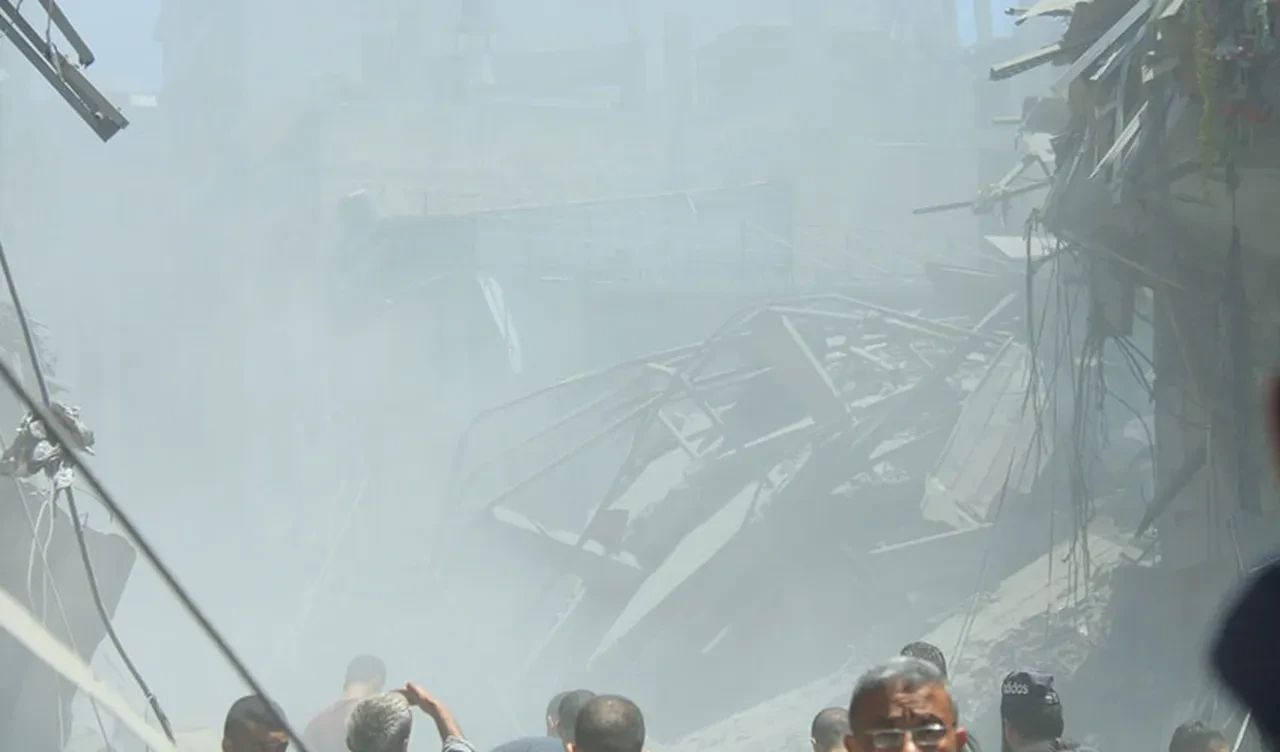 İsrail, Gazze'de 4 katlı binayı vurdu! O anlar saniye saniye kaydedildi