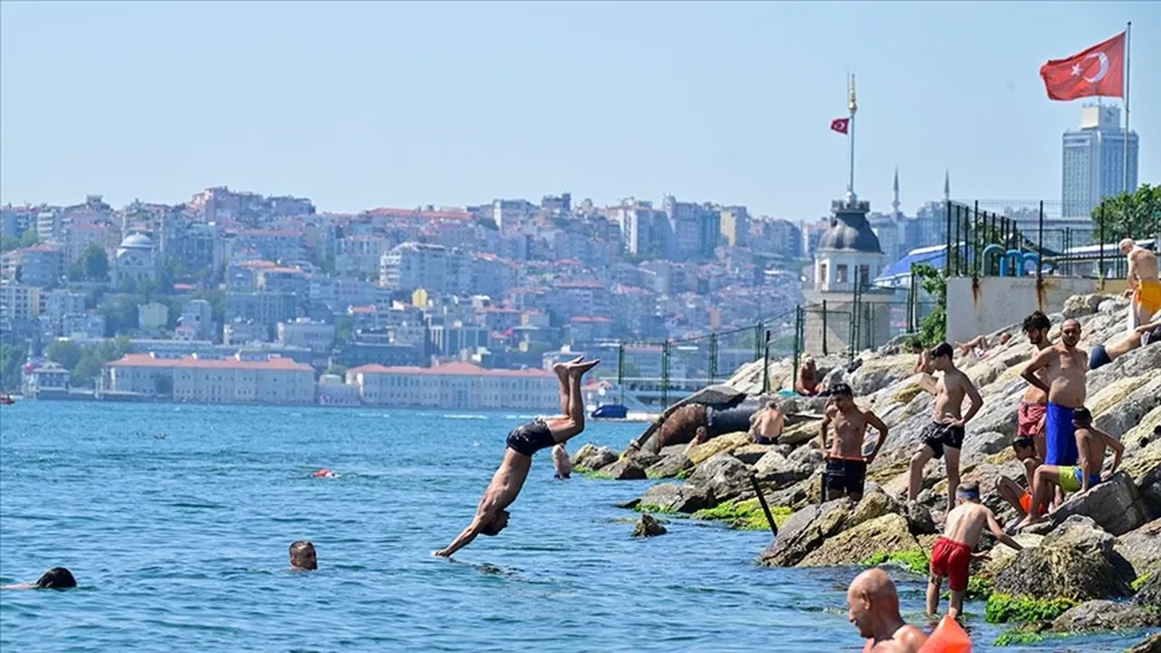 İstanbul'da sıcaktan bunalan vatandaşlar kendini sahilde buldu