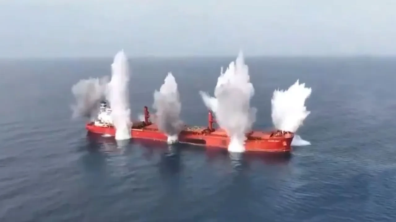 Kızıldeniz'de yük gemisine saldırı! Bilanço ağırlaşıyor
