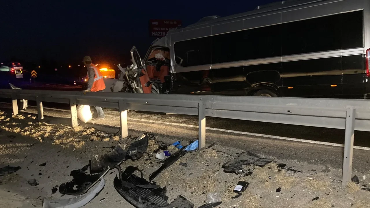 Kızının mezuniyetinden dönüyordu! Kafa kafaya facia!