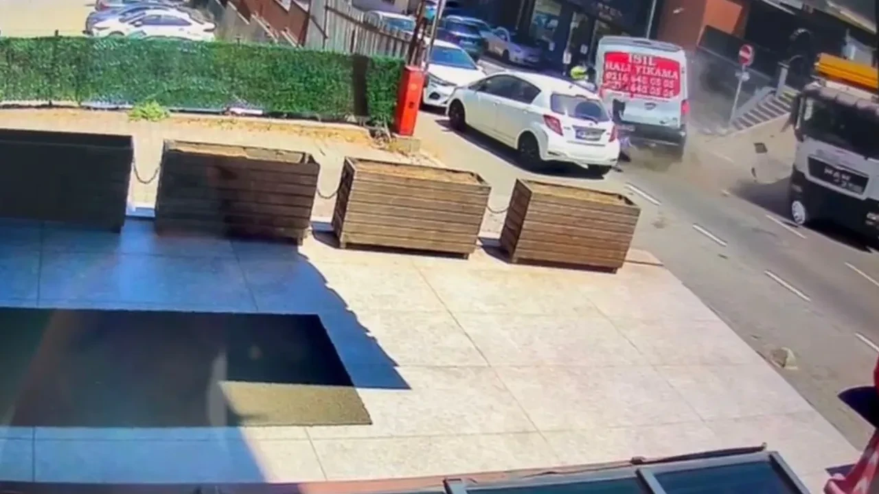 Korkunç kaza kamerada! Motosiklet sürücüsünün bacağı koptu