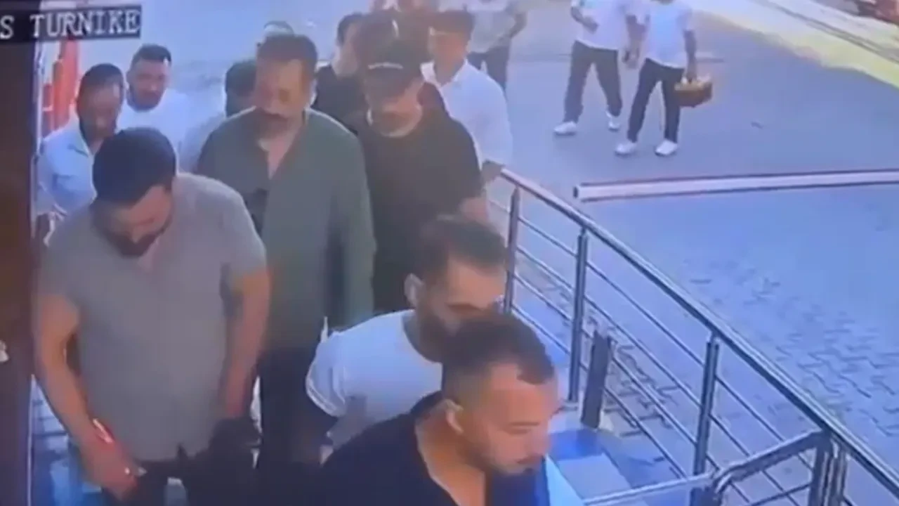 Lüks sitede ortalık karıştı! Çilingir eşliğinde yönetim ofisini bastılar!