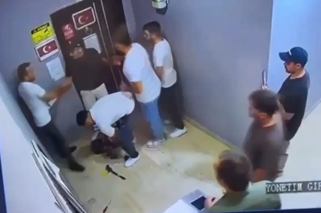 Lüks sitede ortalık karıştı! Çilingir eşliğinde yönetim ofisini bastılar!
