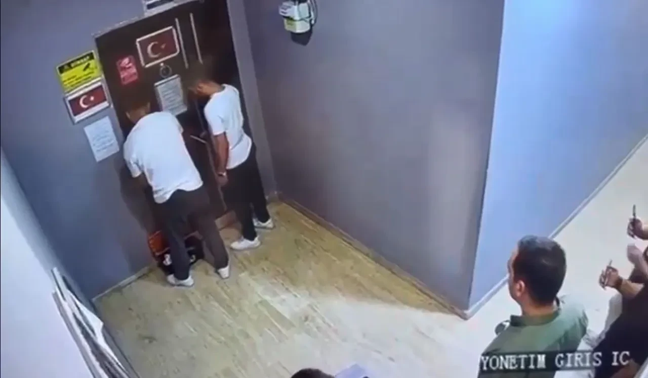 Lüks sitede ortalık karıştı! Çilingir eşliğinde yönetim ofisini bastılar!