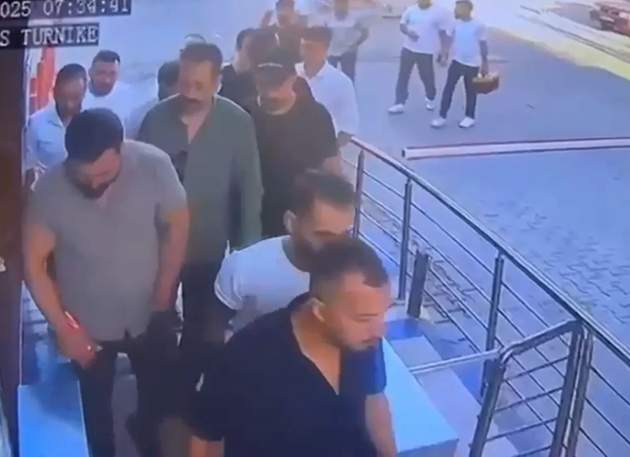 Lüks sitede yönetim krizi! Dehşeti yaşattılar! 'Silah çekip insanları esir aldılar'