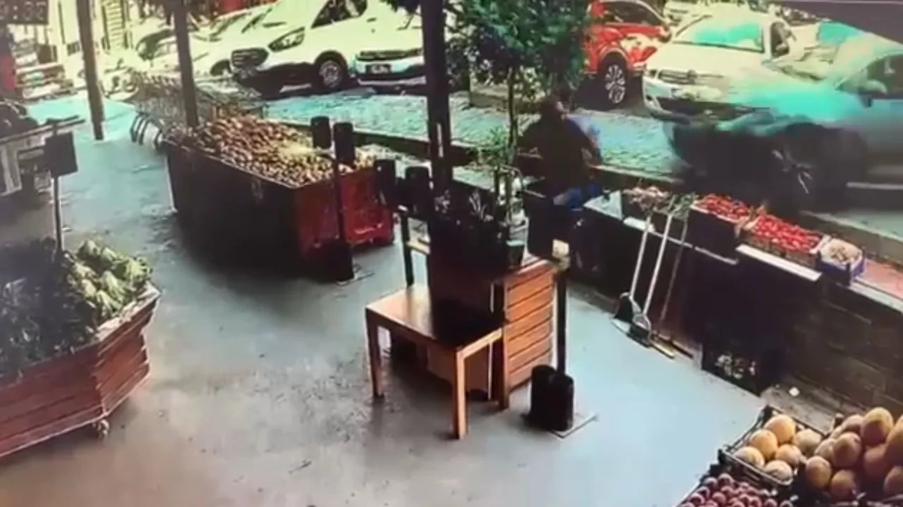 Market çalışanının ölümden döndüğü anlar kameraya yansıdı
