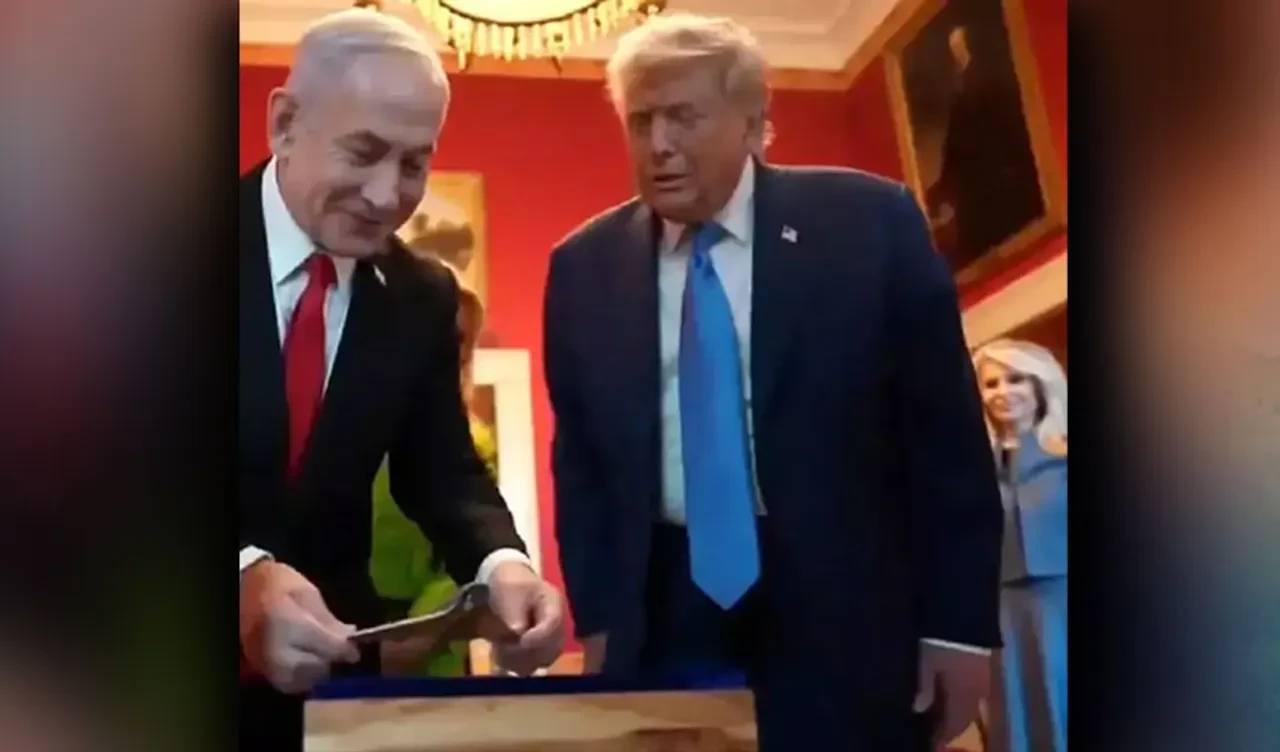 Netanyahu'dan Trump'a yine ilginç bir hediye: İran'a gönderme yaptı, mezuza verdi