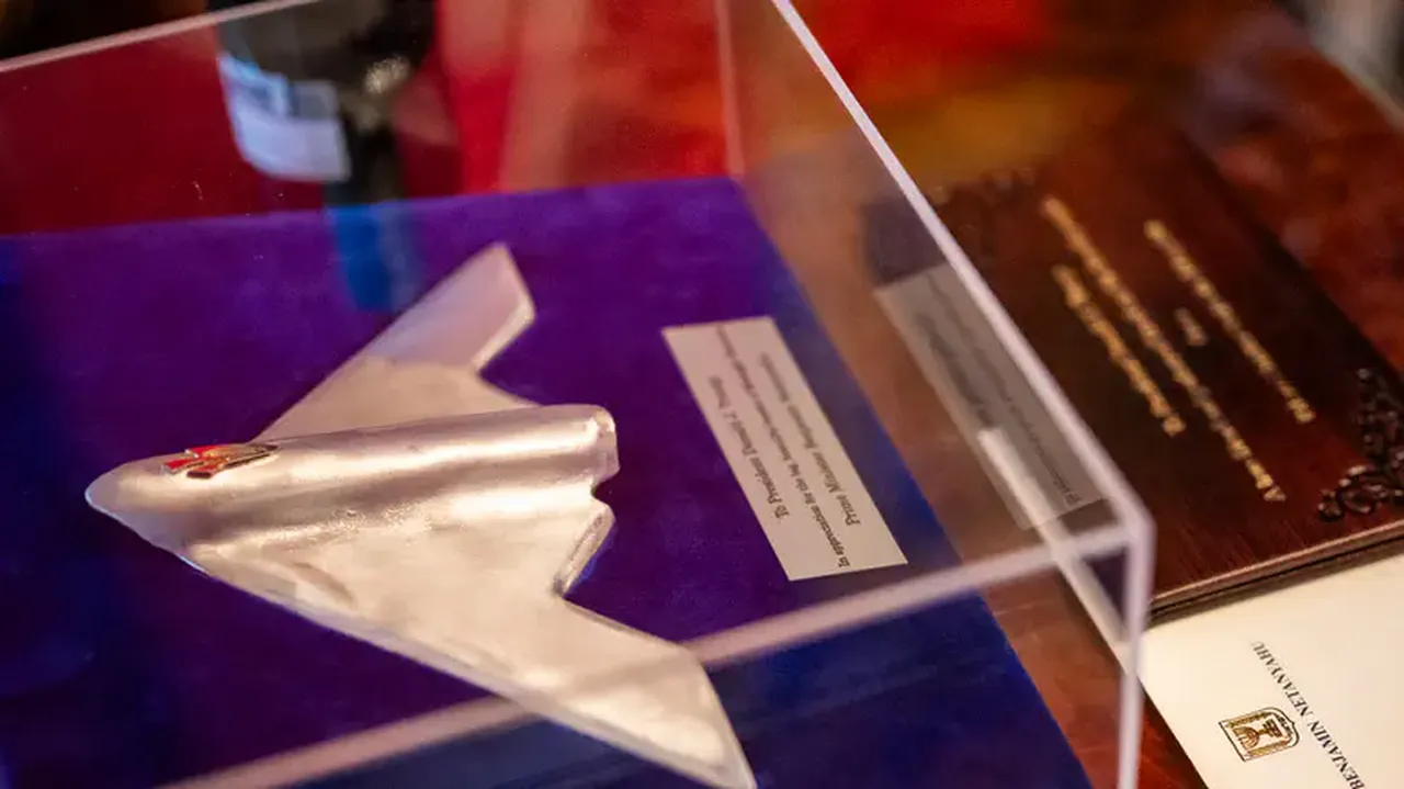 Netanyahu'dan Trump'a yine ilginç bir hediye: İran'a gönderme yaptı, mezuza verdi