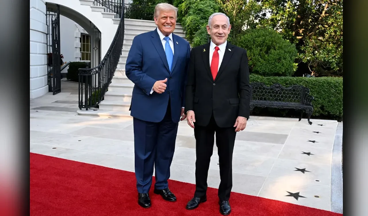 Netanyahu'dan Trump'a yine ilginç bir hediye: İran'a gönderme yaptı, mezuza verdi