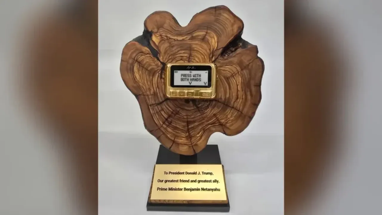 Netanyahu'dan Trump'a yine ilginç bir hediye: İran'a gönderme yaptı, mezuza verdi
