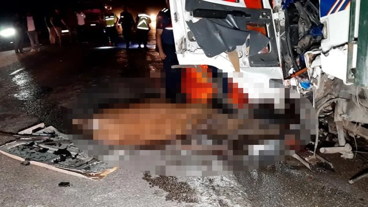 Önce geyiğe sonra kamyona çarptı! Feci kazada ölü ve yaralı var