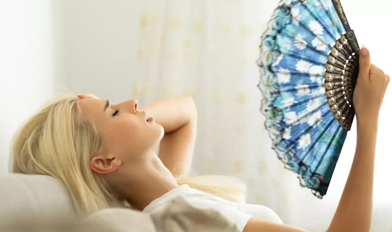 Sadece bir şişe buzla klima etkisi! 3 yöntemle vantilatörünüzü serinlik canavarına çevirin