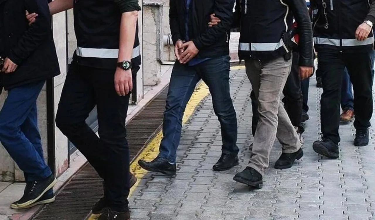 Vizesi biten kadınları para karşılığı evlendiriyorlardı! O çete çökertildi! Gözaltına alınanlar arasında memurlar da var